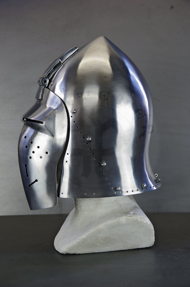 Klappvisier bascinet with keyhole visor, c. 1390-1410. Source: bascinet Wallace Collection A74, London; visor Museo Stibbert, Florence. Skull raised from two halves of 2 mm high quality mild steel, heat hardened and tempered up to 34 HRC. Visor raised from 2 mm medium carbon steel and hardened and tempered up to 42 HRC. Visor hinge made of medium carbon steel. Visor is removable. Weight 3,320 kg. /Klappvisier wzorowany na hemie z Wallace Collection A74 oraz zasonie z Museo Stibbert, datowany na 1380-1410. Dzwon wykuty z dwch powek 2 mm wysokiej jakoci stali niskowglowej, hartowany i odpuszczany do 34 HRC. Zasona wykuta z 2 mm stali redniowglowej, hartowana i odpuszczana do 42 HRC. Zawias zasony wykonany ze stali redniowglowej. Zasona jest zdejmowana. Waga 3,320 kg.